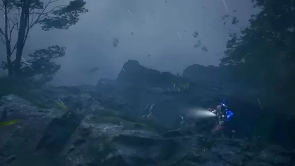 Un Raider traversant un terrain rocailleux sous une pluie battante et un vent fort